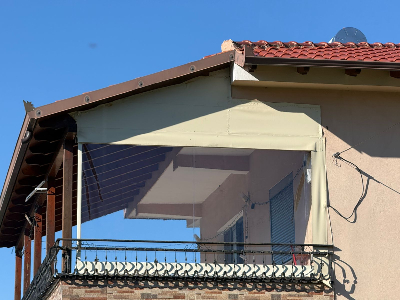 Mbyllje e verandes me tende xhelatine Mbyllje e verandes me tende xhelatine